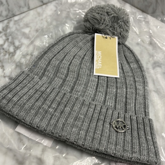 NWT Micheal kors toque / beanie grey with pom - Picture 8 of 12